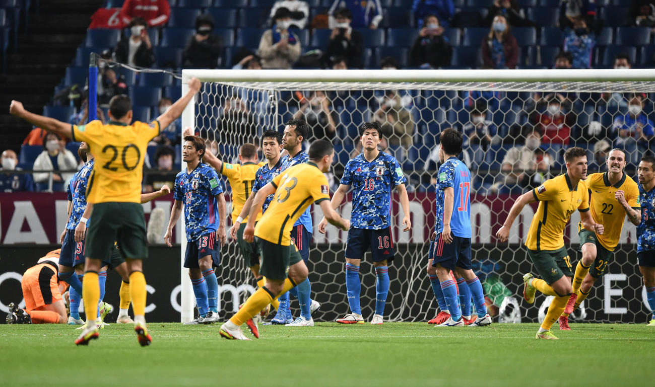 日本対オーストラリア　後半、ゴールを決められ悔しそうな表情を見せる選手たち（撮影・横山健太）