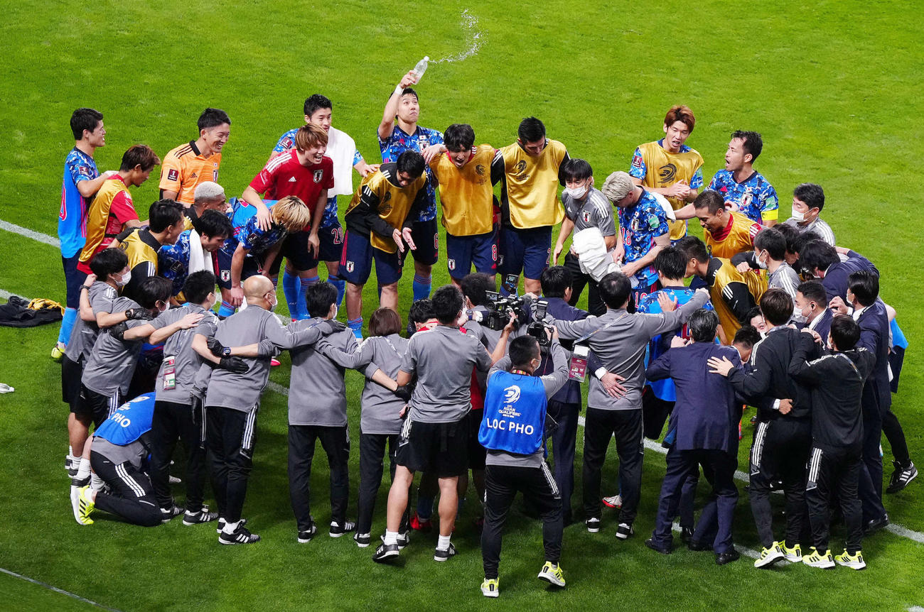 日本対オーストラリア　試合後、円陣を組む日本代表の選手たち（撮影・江口和貴）