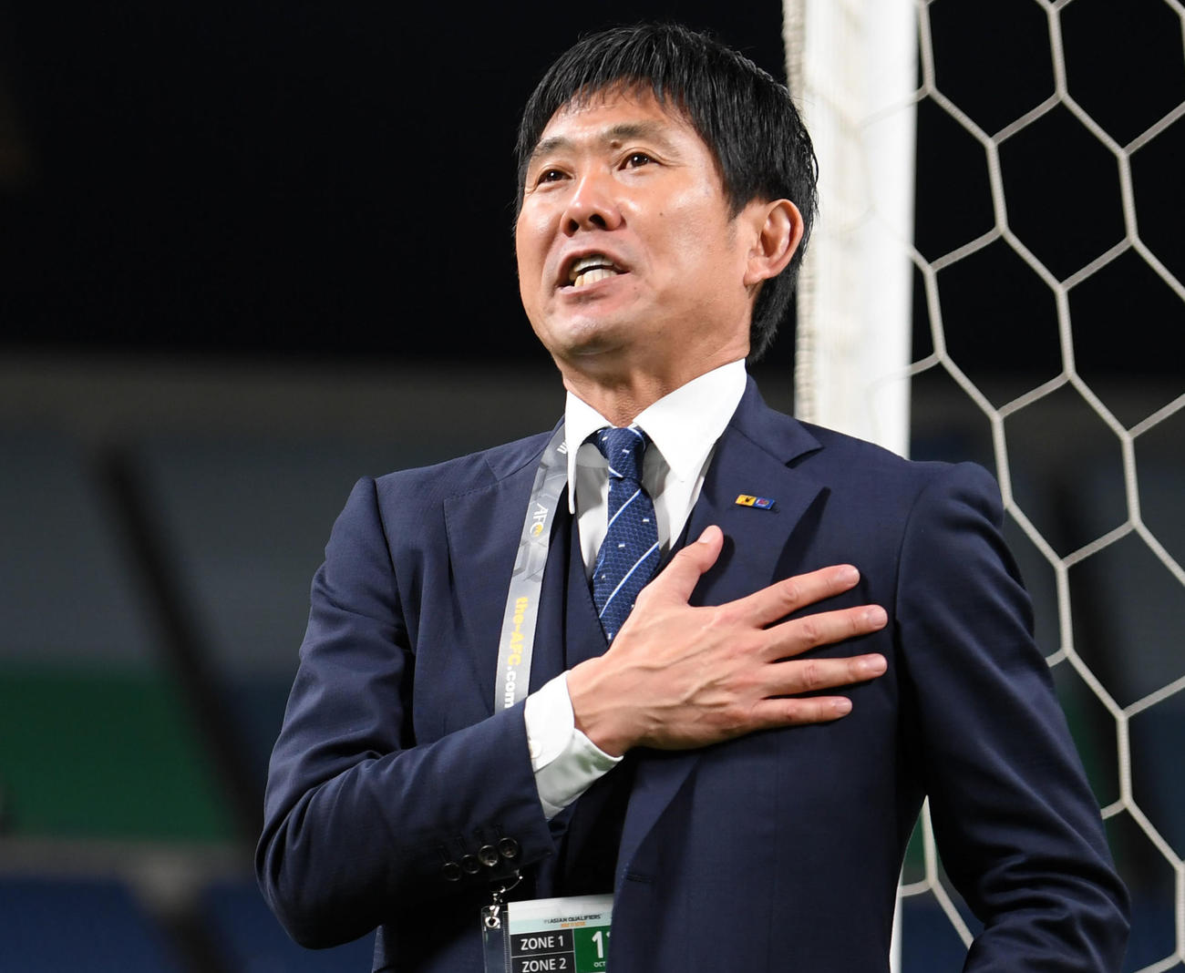 試合後、サポーターにあいさつする森保監督（撮影・横山健太）