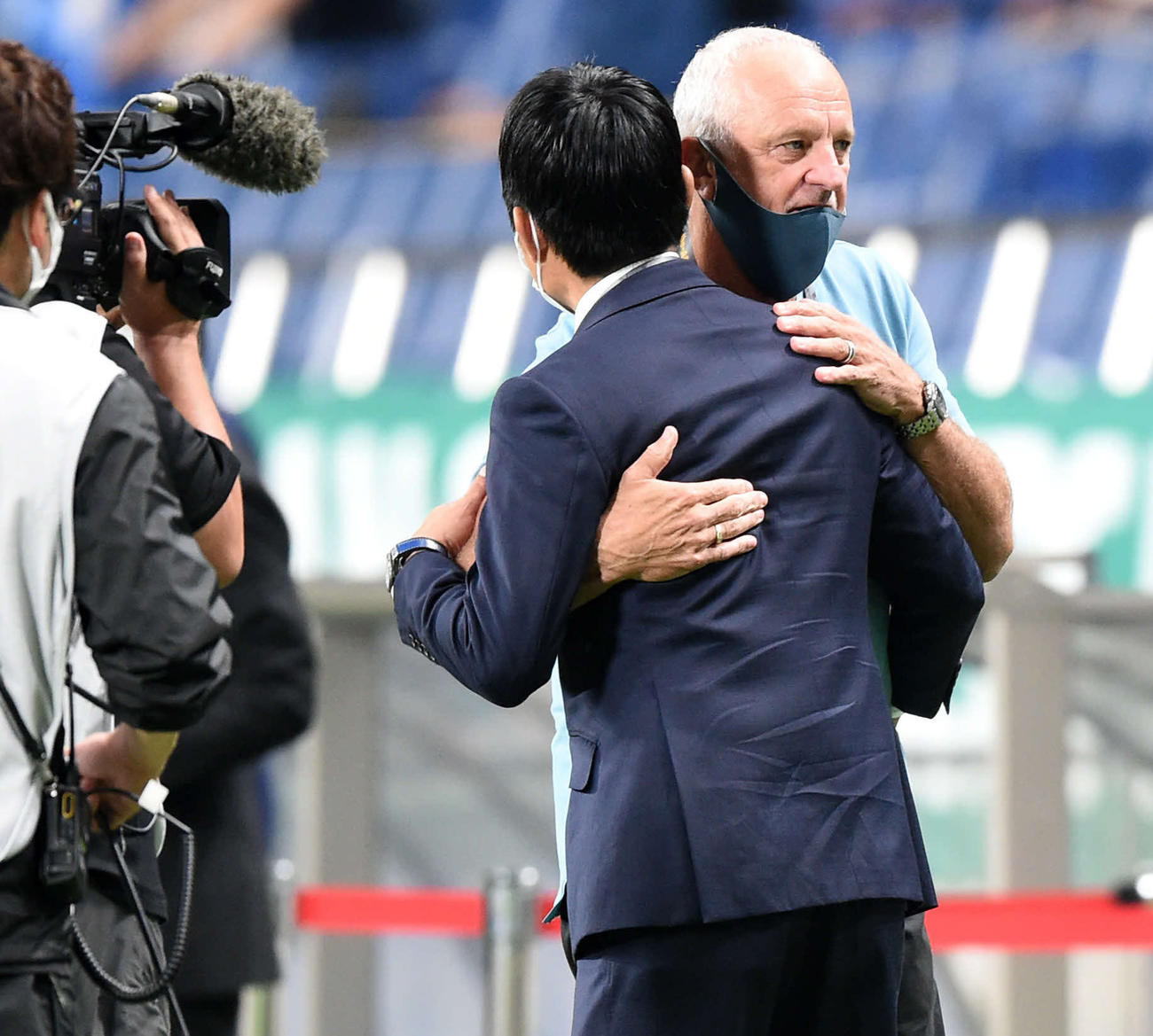 日本対オーストラリア　試合前、抱き合う森保監督（手前）とアーノルド監督（撮影・横山健太）