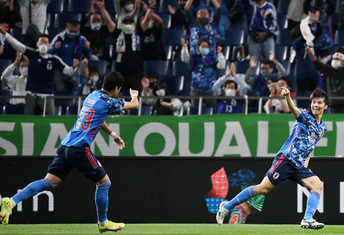 日本対オーストラリア 前半、ゴールを決める田中(右)。左は酒井(撮影・横山健太)