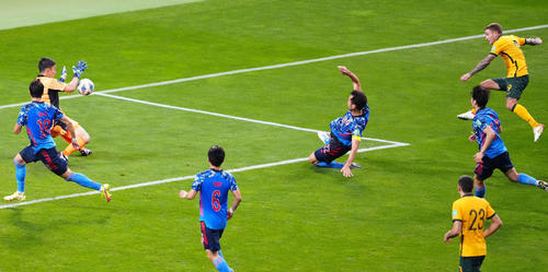 日本対オーストラリア 前半、シュートに反応するGK権田(左から2人目)(撮影・江口和貴)