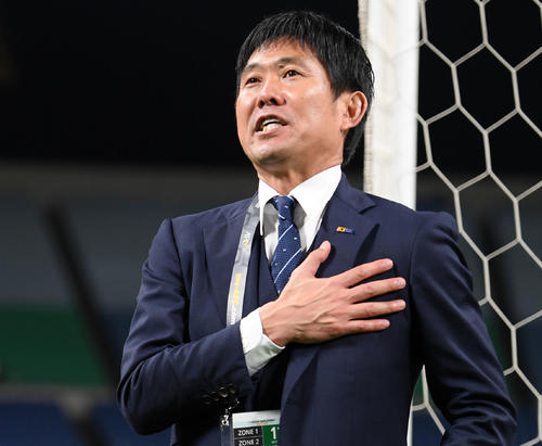 試合後、サポーターにあいさつする森保監督(撮影・横山健太)