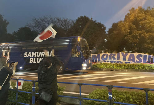 日本対オーストラリア サポーターが待つ中、スタジアム入りする日本代表チームバス(撮影・江口和貴)