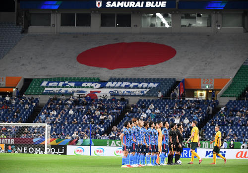 日本対オーストラリア 整列する両チームのイレブン(撮影・横山健太)
