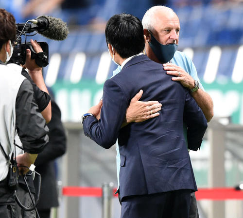 日本対オーストラリア 試合前、抱き合う森保監督(手前)とアーノルド監督(撮影・横山健太)