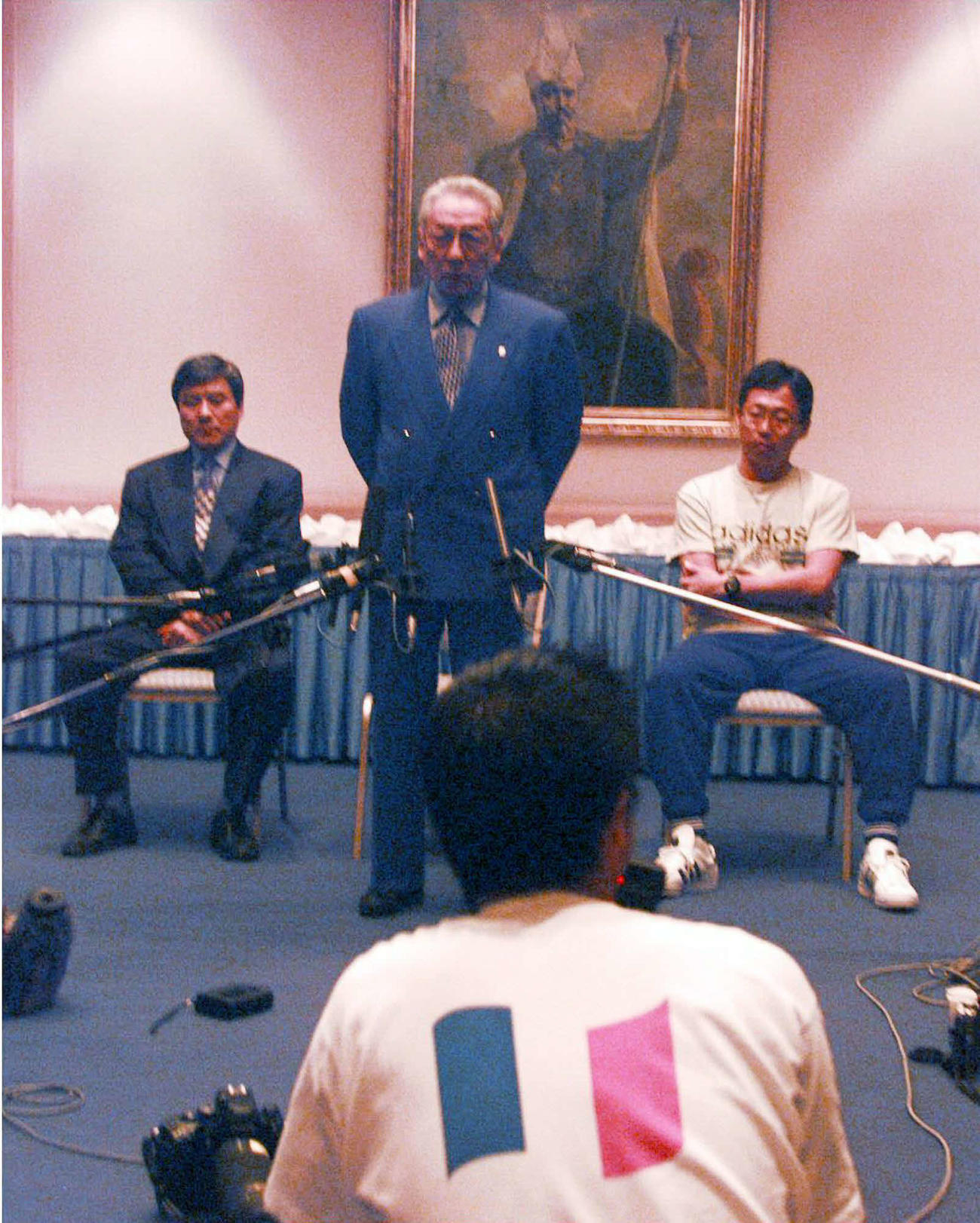 97年10月、日本サッカー協会の長沼会長（中央）は加茂監督更迭と岡田コーチ（右）の監督昇格を発表する