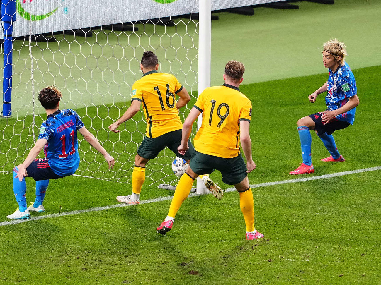 日本対オーストラリア　後半、オウンゴールで勝ち越した日本代表（撮影・江口和貴）