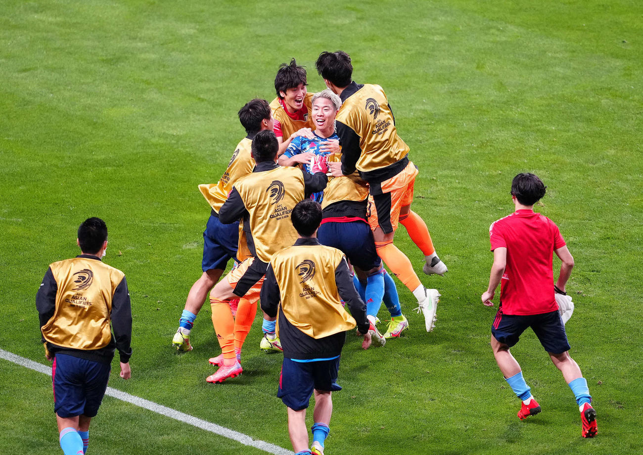 日本対オーストラリア　後半、得点が入り歓喜する浅野（中央）ら（撮影・江口和貴）