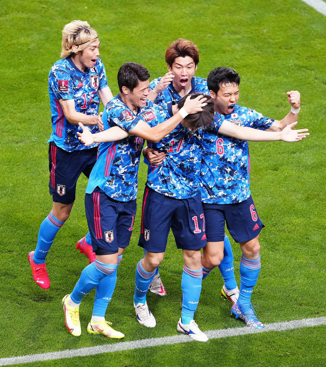 日本対オーストラリア　前半、先制ゴールを決めた田中（中央）を祝福する選手たち（撮影・江口和貴）