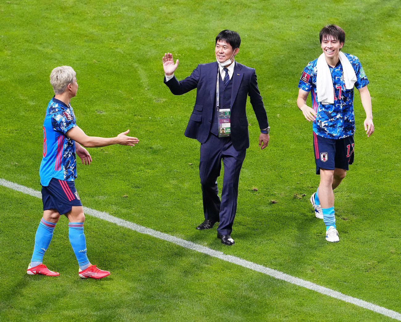 日本対オーストラリア　試合後、田中（右）と浅野（左）をねぎらう森保監督（撮影・江口和貴）