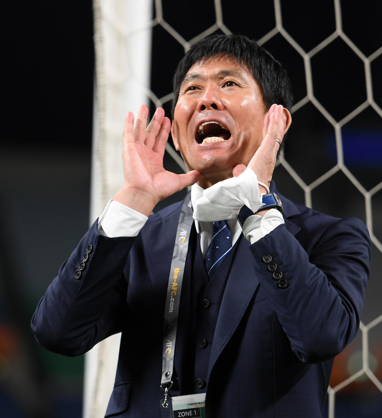 日本対オーストラリア　オーストラリアに勝利し、大声でサポーターに感謝の言葉を述べる森保監督（（撮影・横山健太）