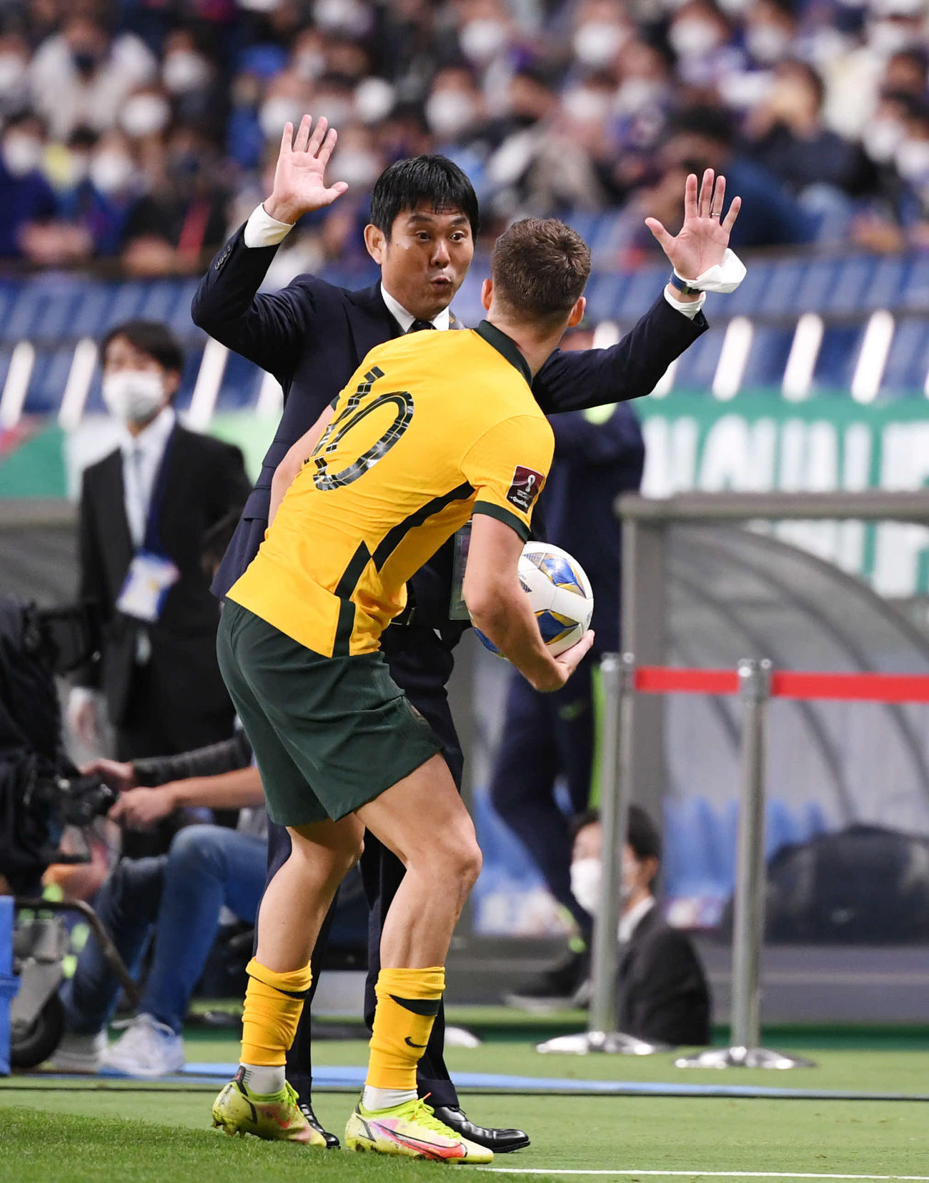 日本対オーストラリア　後半、フルスティッチ（手前）とぶつかりそうになり、驚く森保監督（撮影・横山健太）