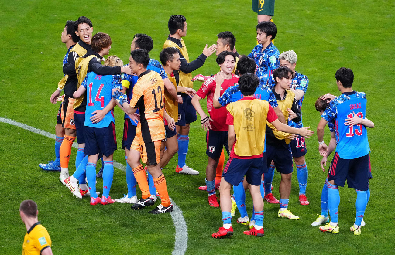 日本対オーストラリア　試合後、喜ぶ日本代表の選手たち（撮影・江口和貴）