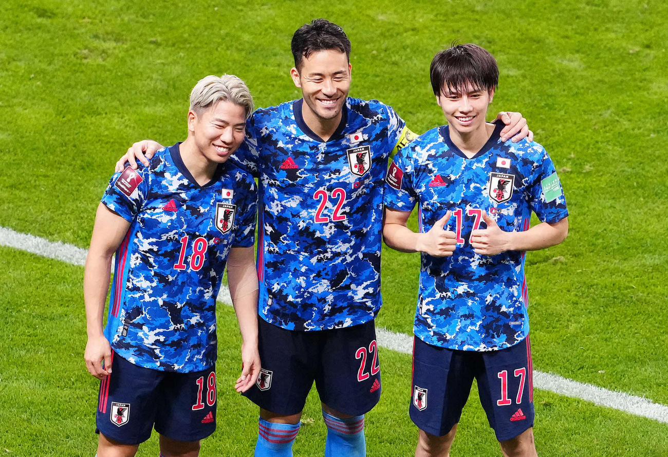 日本対オーストラリア　試合後、笑顔で写真に納まる、左から浅野、吉田、田中（撮影・江口和貴）
