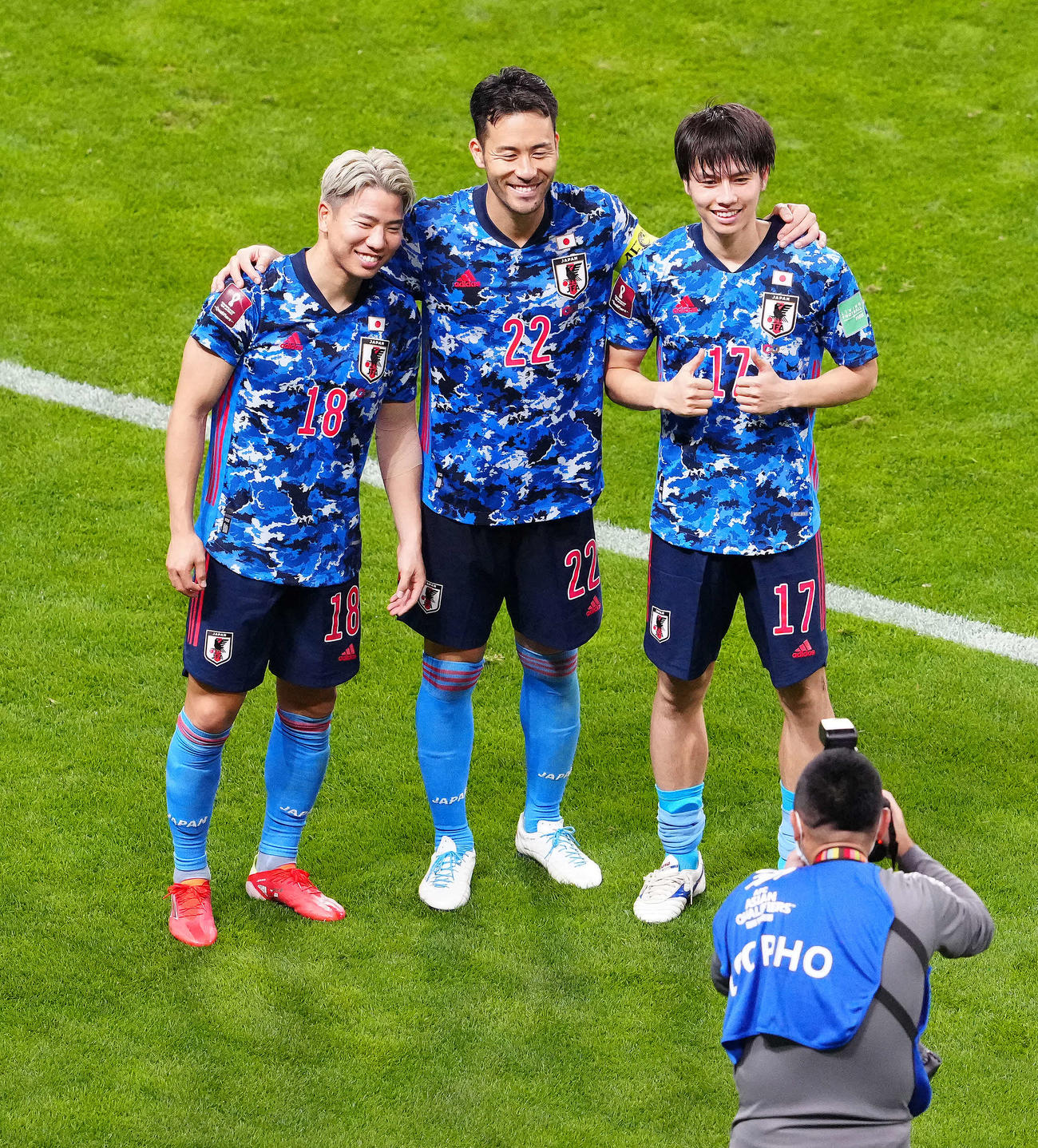 日本対オーストラリア　試合後、笑顔で写真に納まる、左から浅野、吉田、田中（撮影・江口和貴）