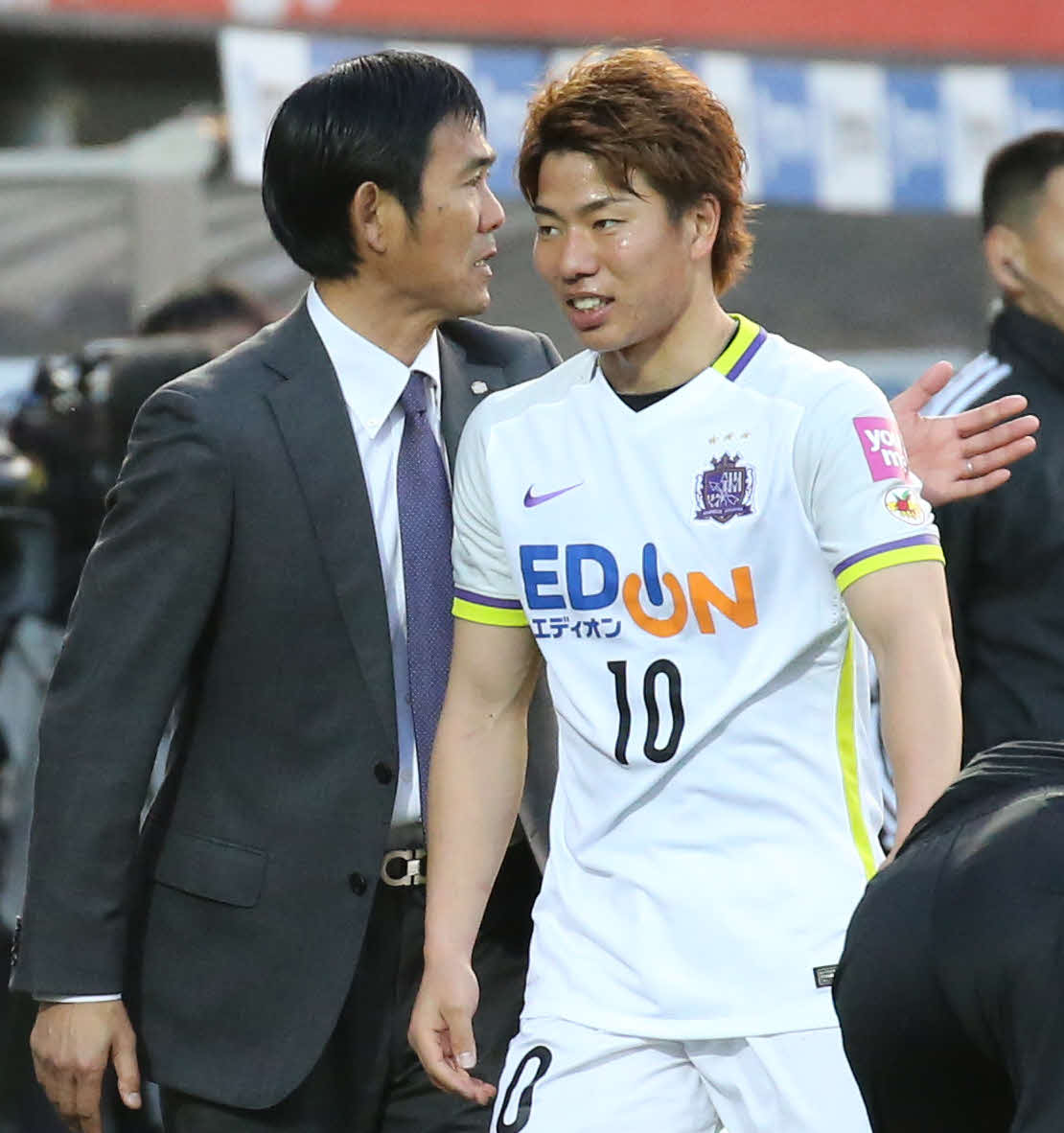 広島時代、浅野（右）をねぎらう森保監督＝2016年3月20日