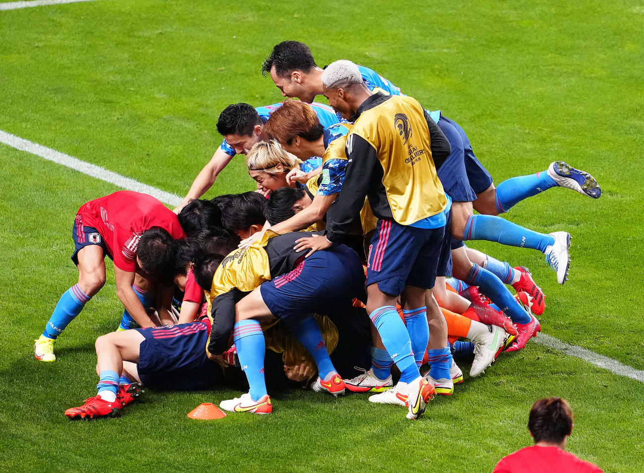 日本対オーストラリア　後半、オウンゴールで勝ち越し歓喜する日本代表の選手たち（撮影・江口和貴）