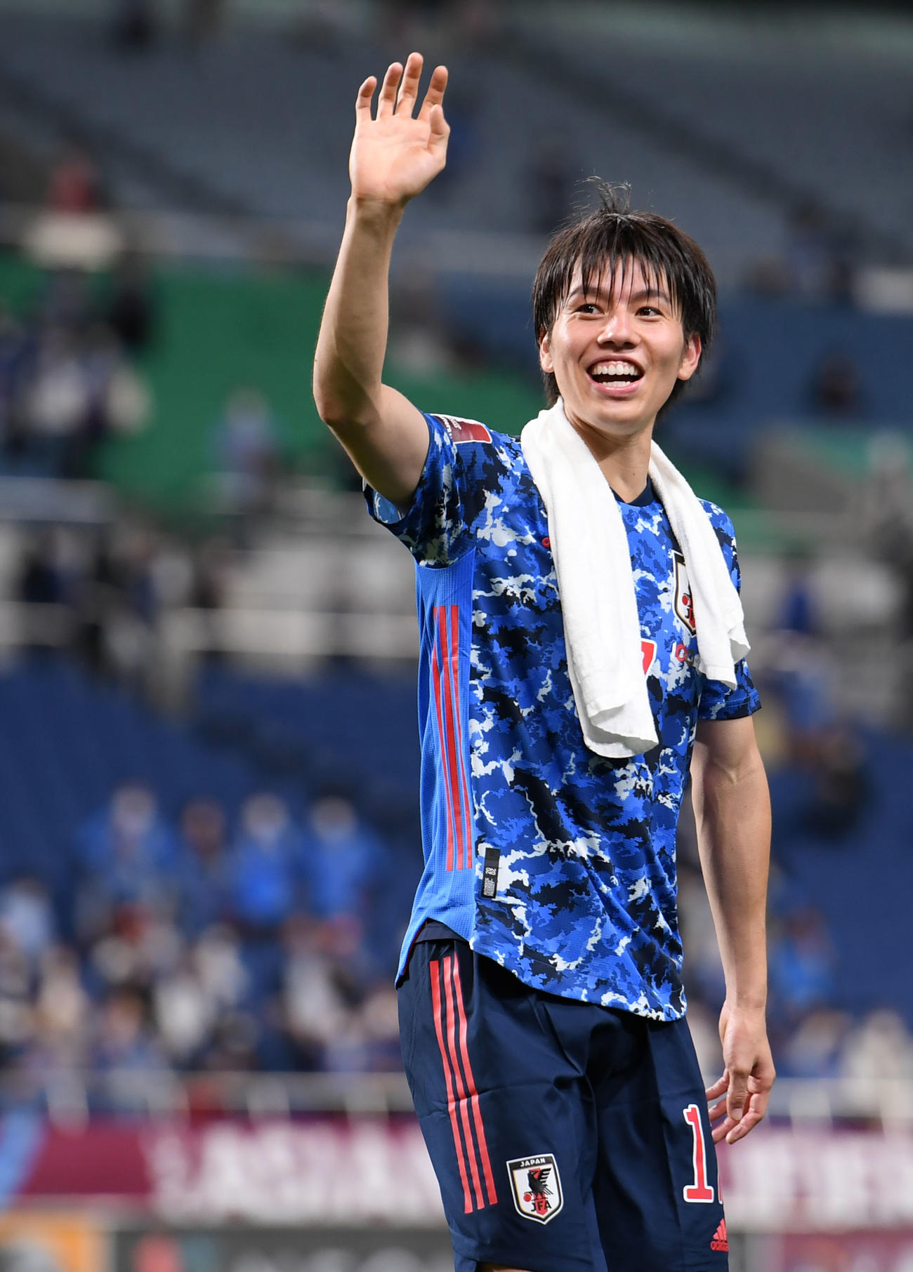 日本対オーストラリア　試合後、声援に応える田中（撮影・横山健太）