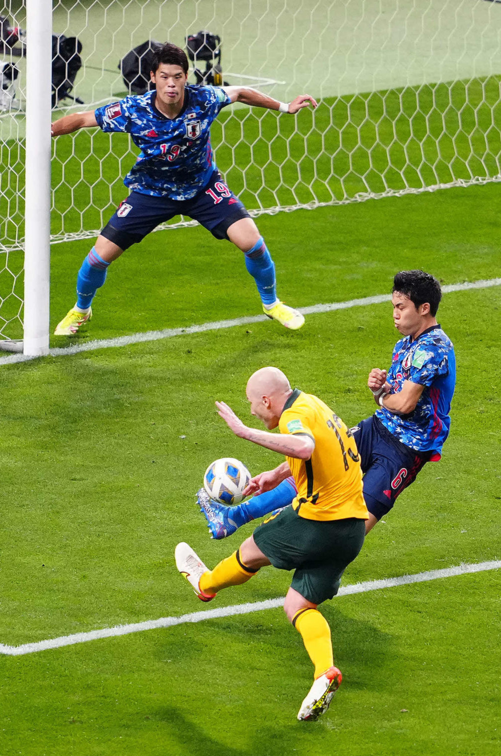 日本対オーストラリア　前半、シュートをブロックする遠藤（左から3人目）（撮影・江口和貴）