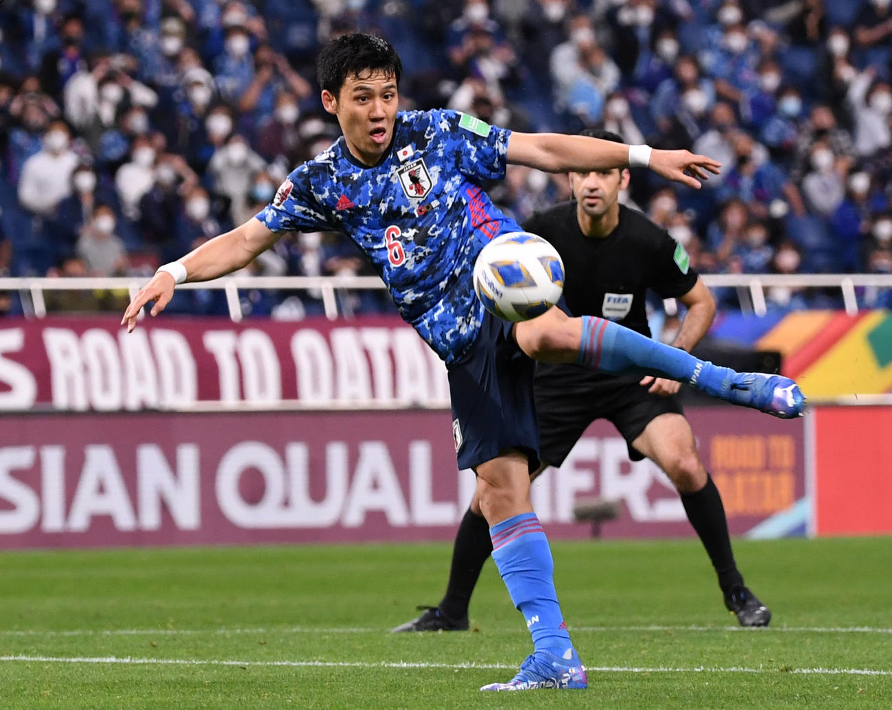 日本対オーストラリア　後半、シュートを放つ遠藤（撮影・横山健太）