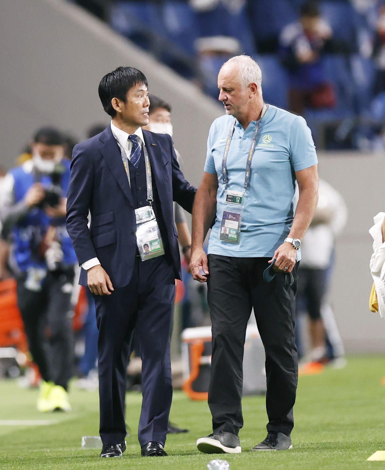 試合を終え、健闘をたたえ合う森保監督（左）とオーストラリアのアーノルド監督