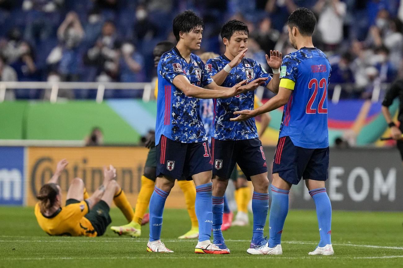 勝利を喜ぶDF吉田（22）ら日本イレブン（AP）