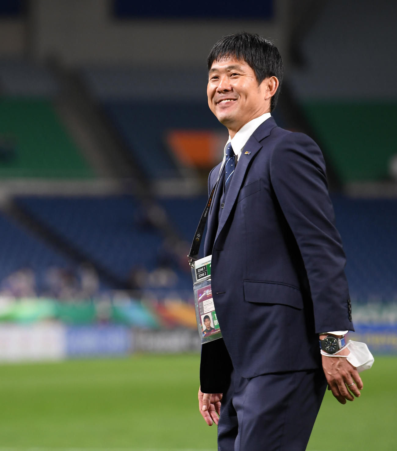 オーストラリア戦の試合後、サポーターからの声援に笑顔を見せる森保監督（2021年10月12日撮影）