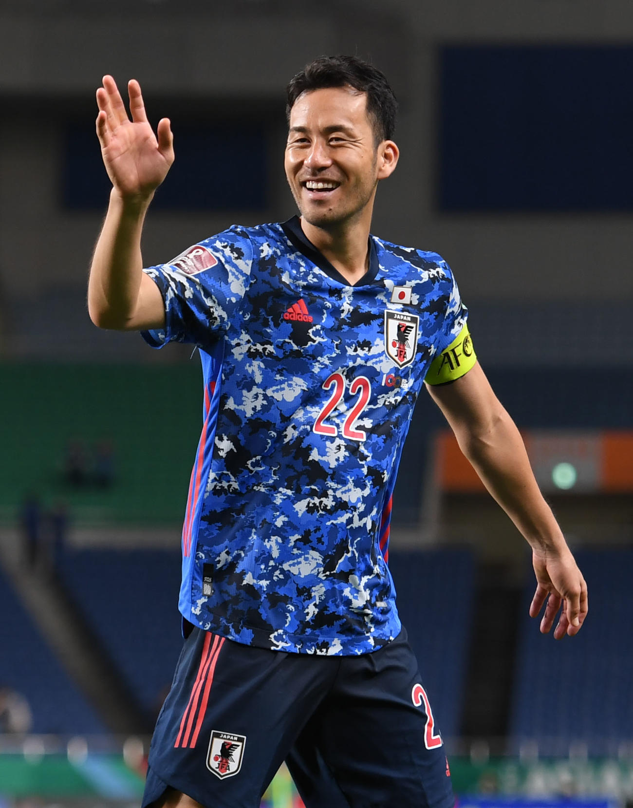 笑顔で声援に応える吉田（2021年10月12日撮影）