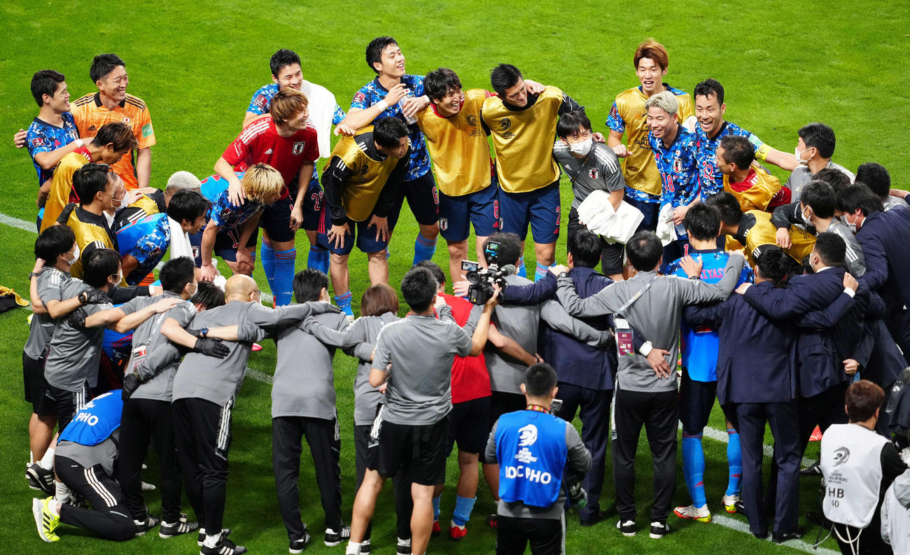 日本対オーストラリア　試合後、円陣を組み笑顔を見せる吉田麻也（後方右）ら日本代表の選手たち（2021年10月12日撮影）