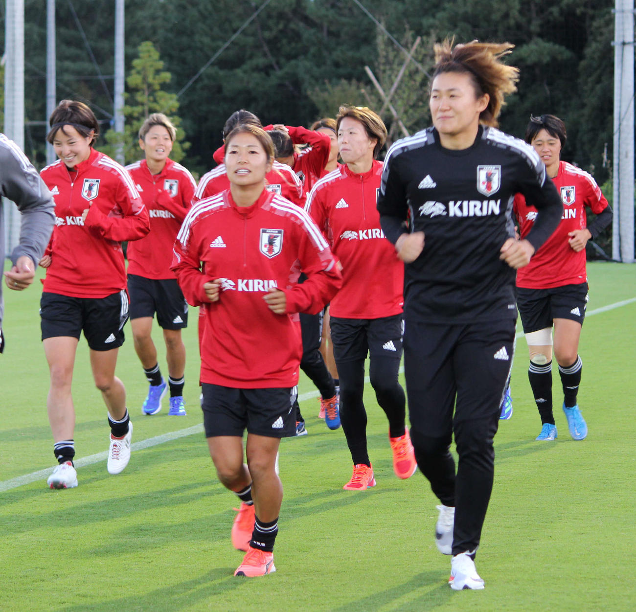 初招集のMF成宮（中央左）。右手前はGK山下、左後方はDF北川