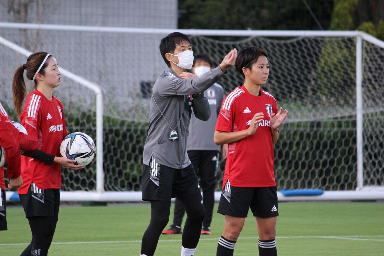 初日の練習を行う、なでしこジャパンの池田監督（中央）。左はDF清水、右はFW植木
