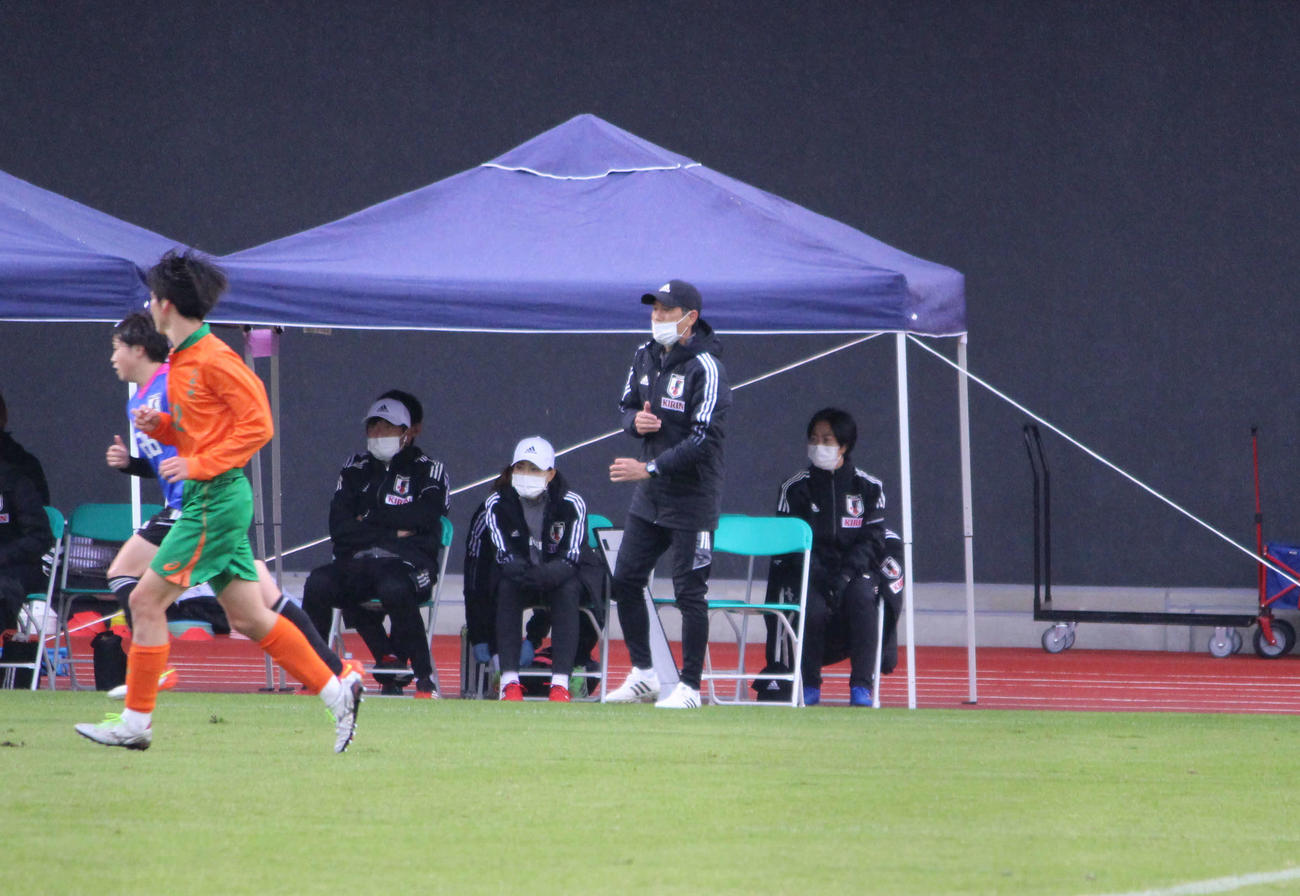練習試合で指示を出す池田監督