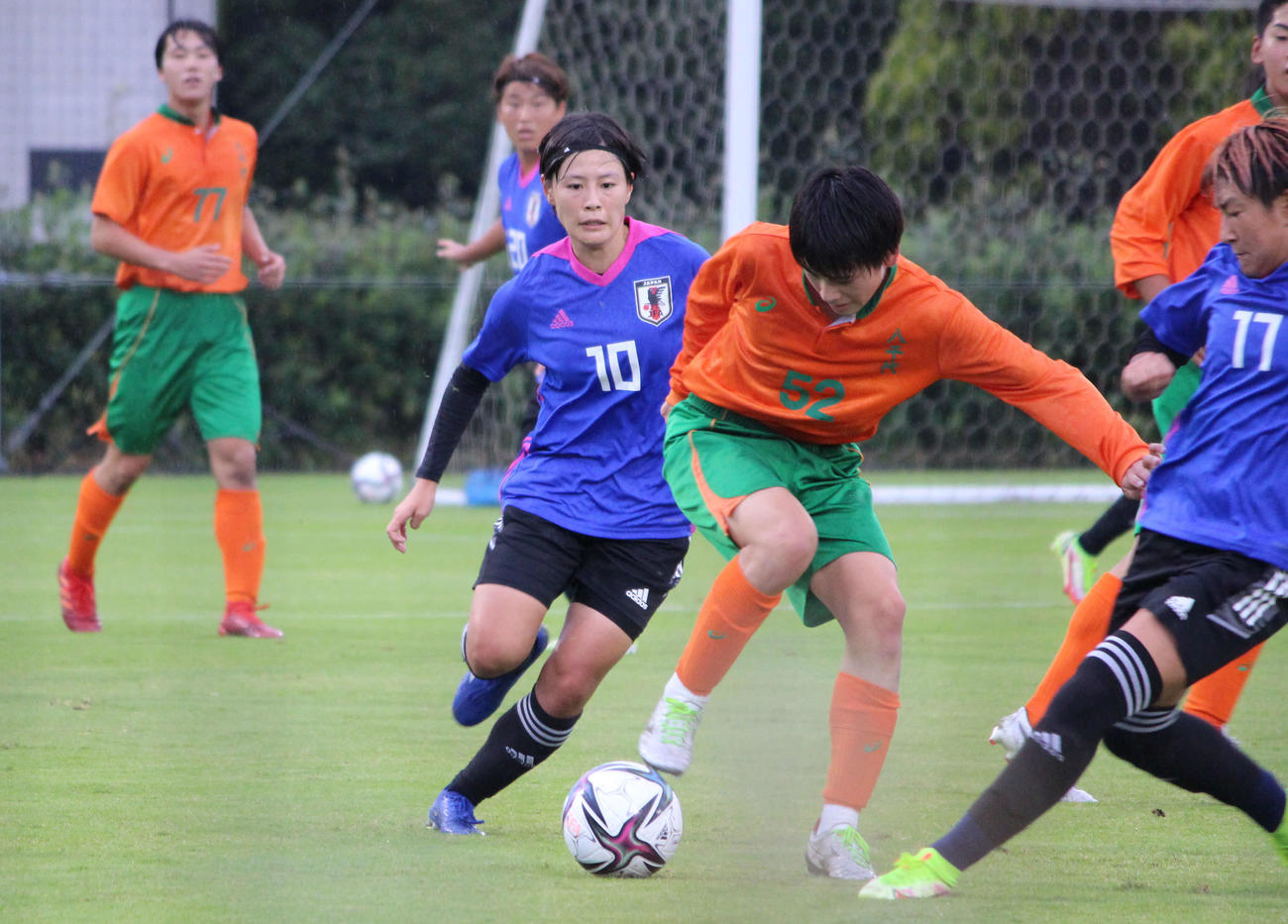 練習試合でボランチを務めたMF猶本（中央左）。右はFW菅沢
