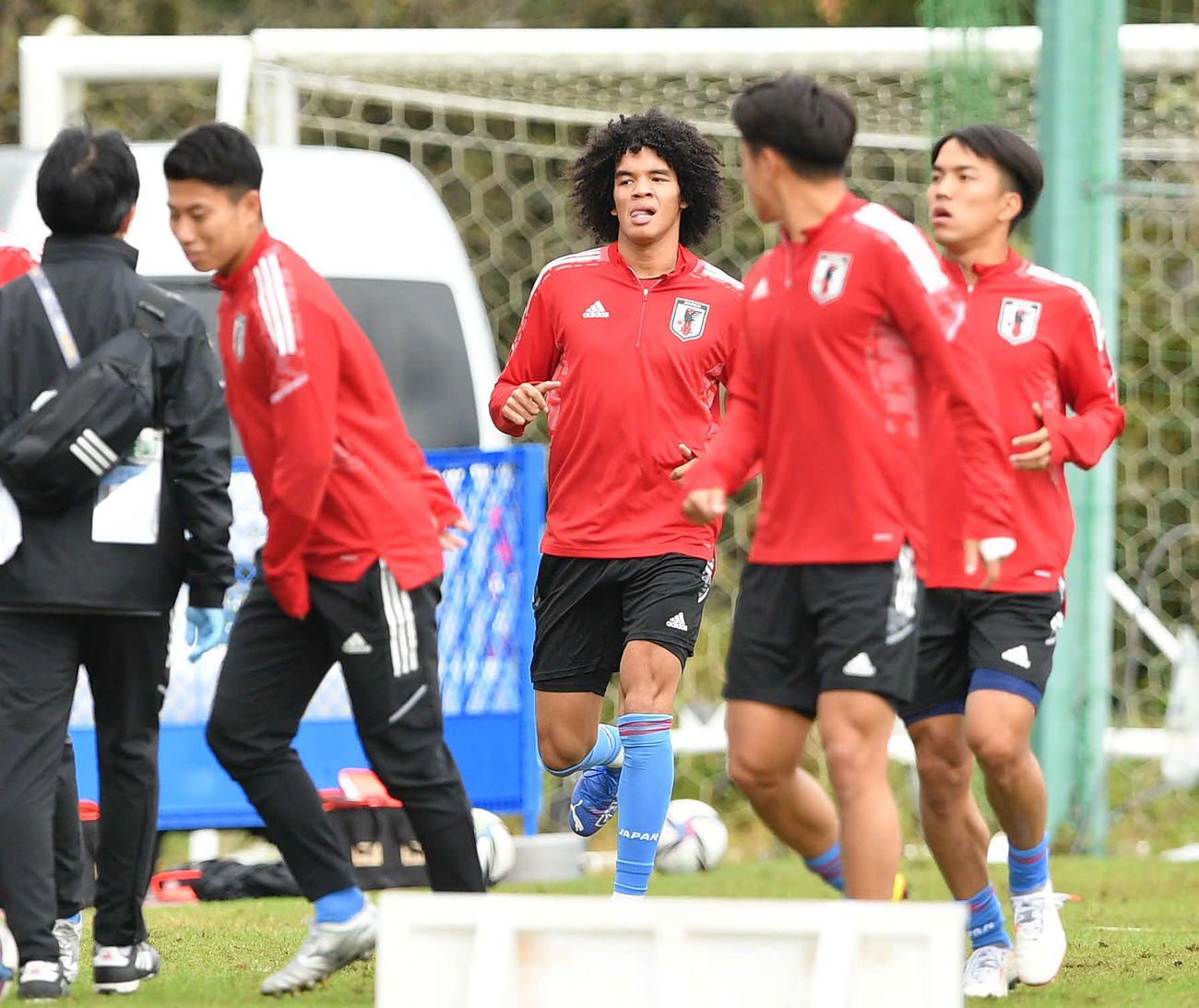 日本対カンボジア　試合前練習するチェイス・アンリ（左から3人目）らイレブン（撮影・滝沢徹郎）