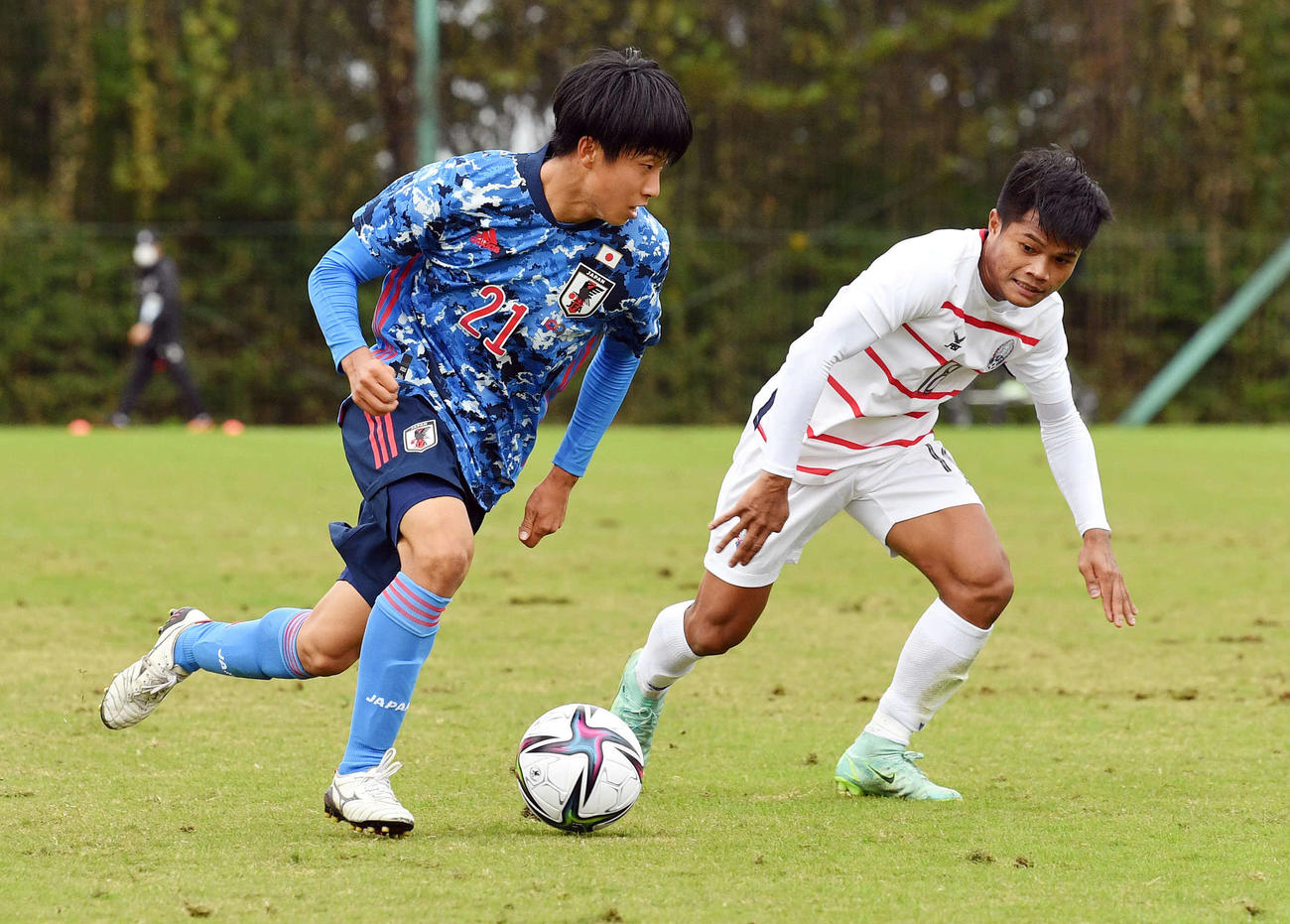 日本対カンボジア　前半、ドリブルで攻め込み追加点につなげた甲田（撮影・滝沢徹郎）