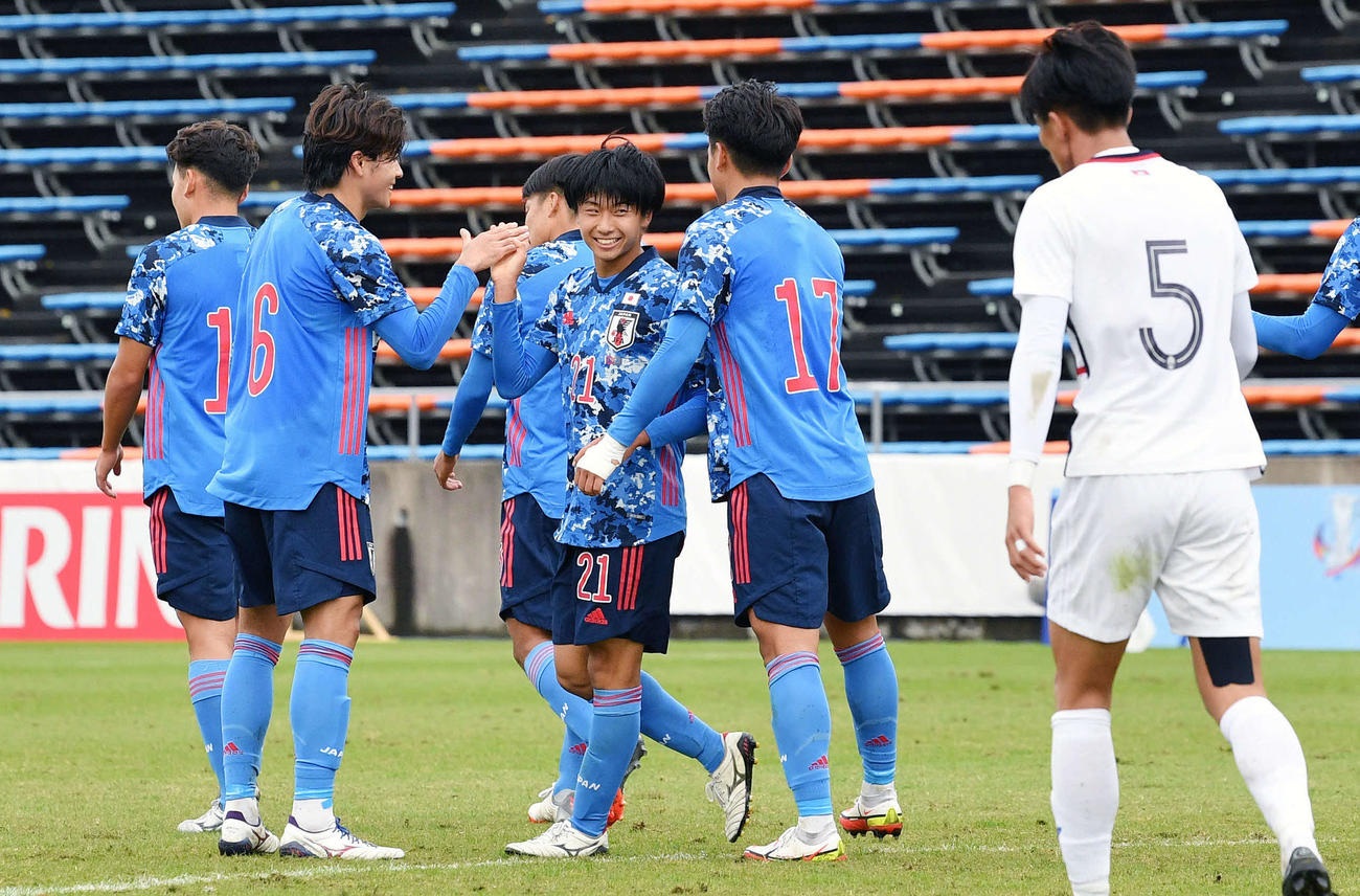 日本対カンボジア　前半、追加点を挙げ祝福される甲田（左から4人目）（撮影・滝沢徹郎）
