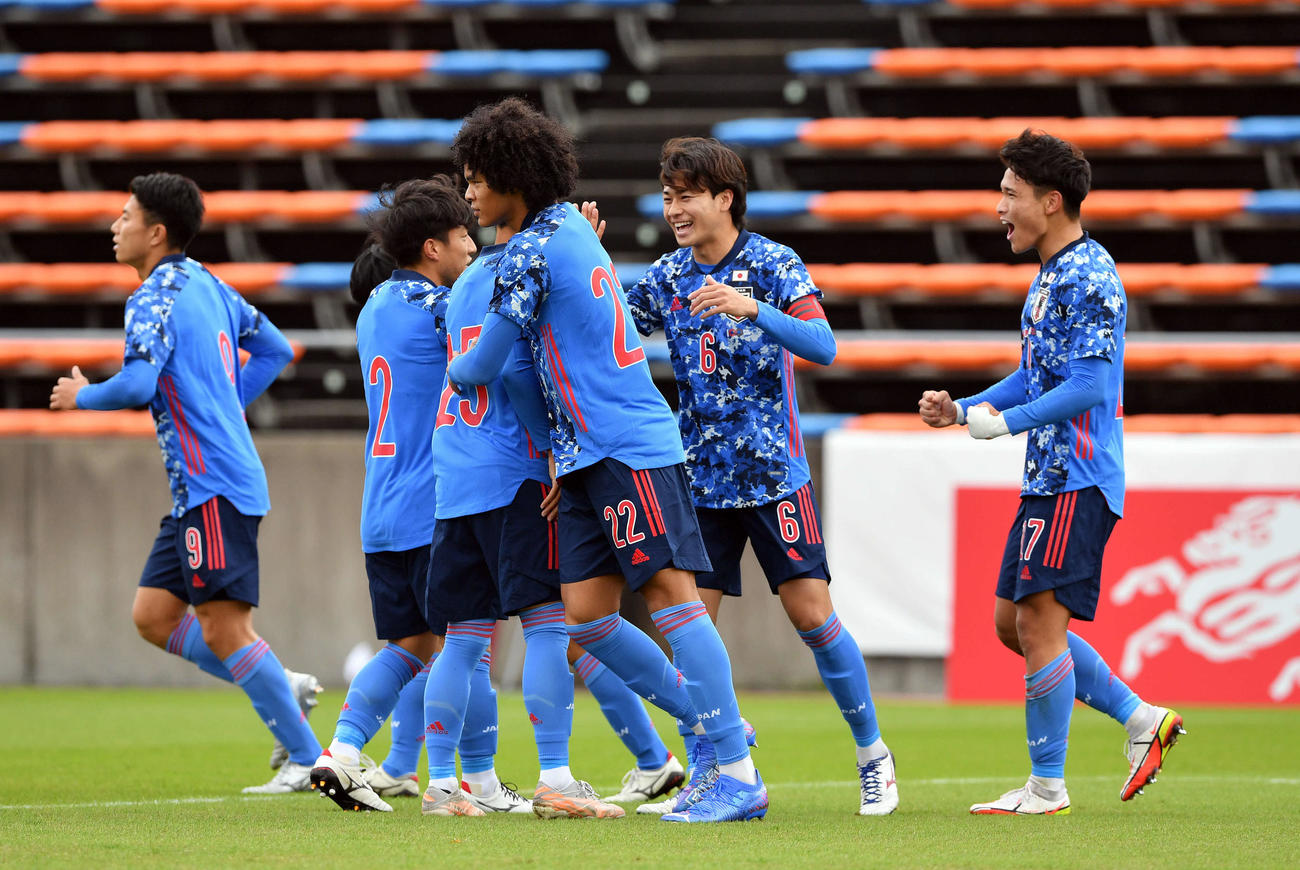 日本対カンボジア　前半、松木（右）が先制し喜ぶ日本イレブン（撮影・滝沢徹郎）