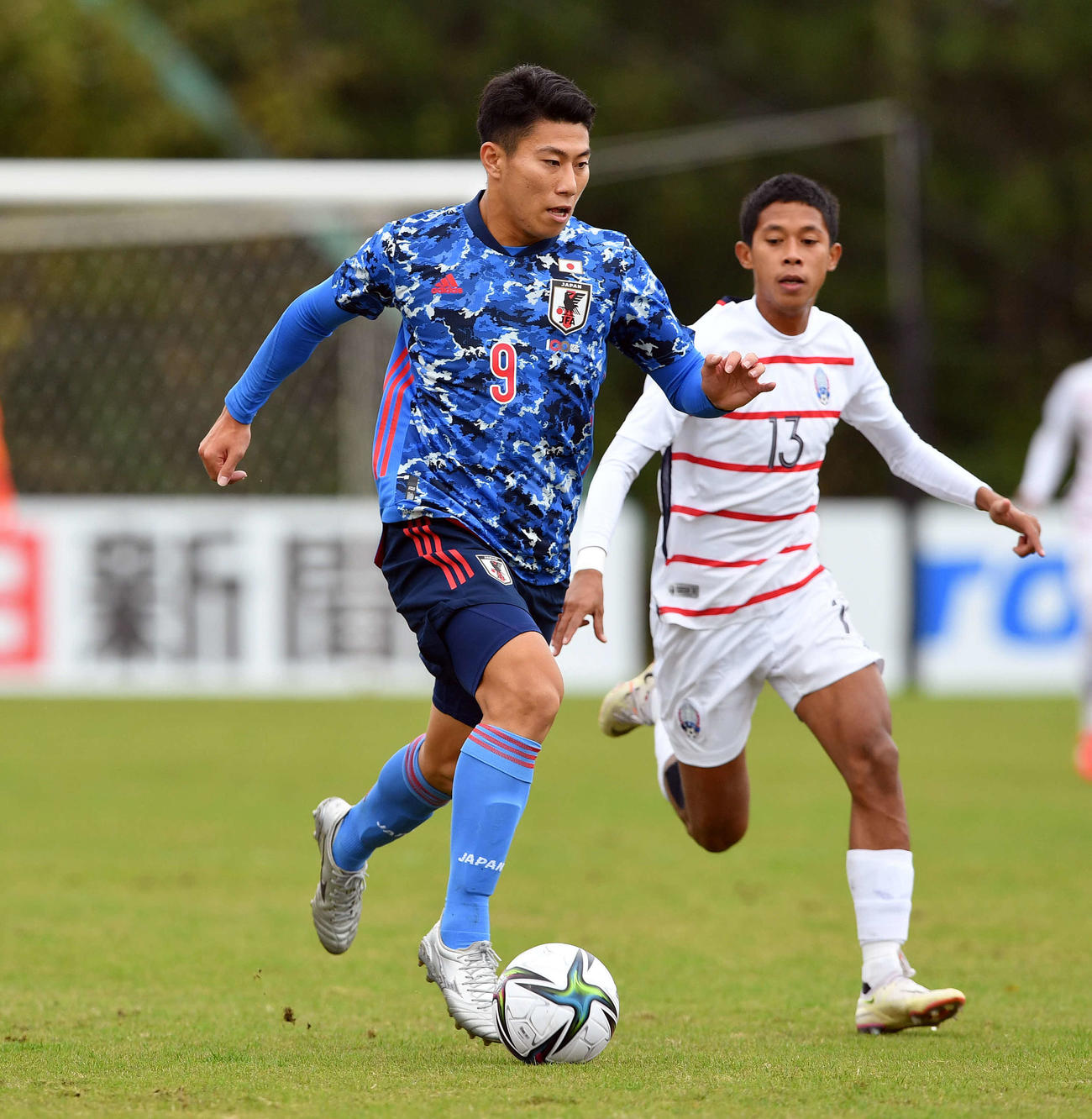 日本対カンボジア　前半、ドリブルで攻め込む細谷（撮影・滝沢徹郎）