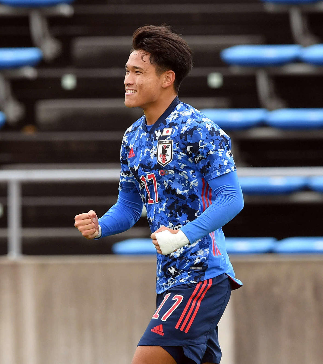 日本対カンボジア　前半、先制しガッツポーズする松木（撮影・滝沢徹郎）