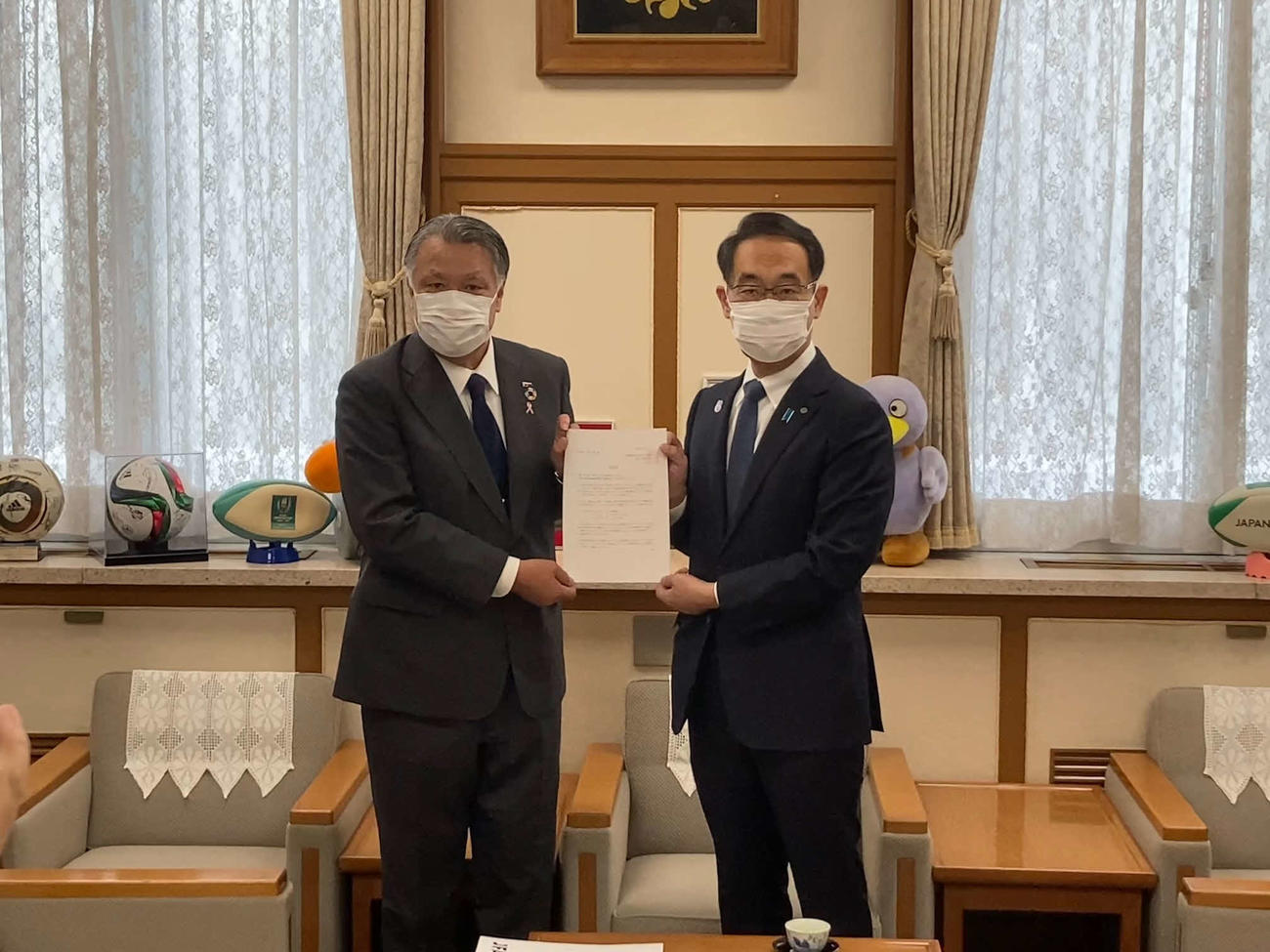 埼玉県の大野知事（右）に要望書を提出した日本サッカー協会（JFA）の田嶋会長（左）