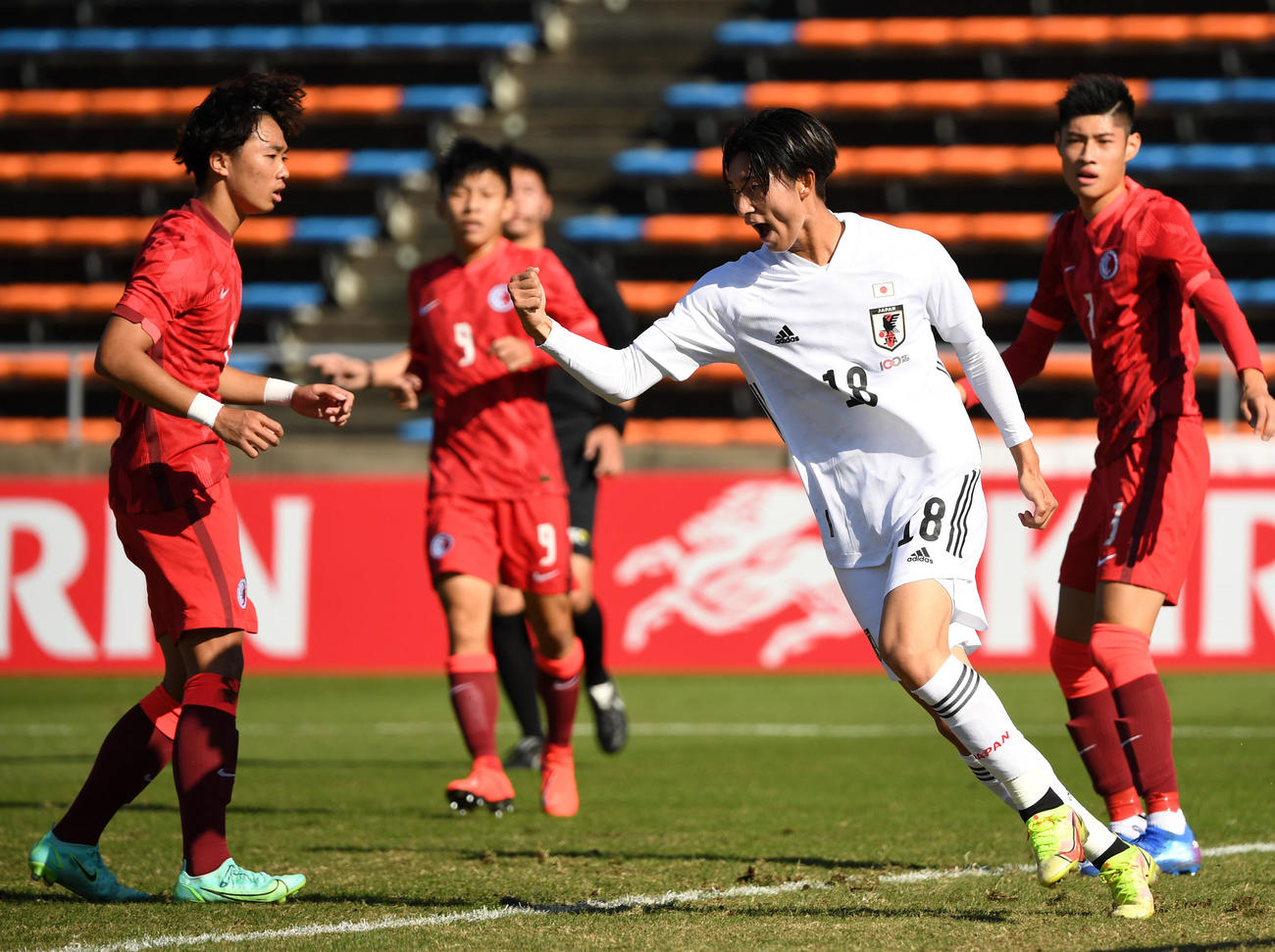 日本対香港　前半、ゴールを決めガッツポーズする藤尾（撮影・横山健太）