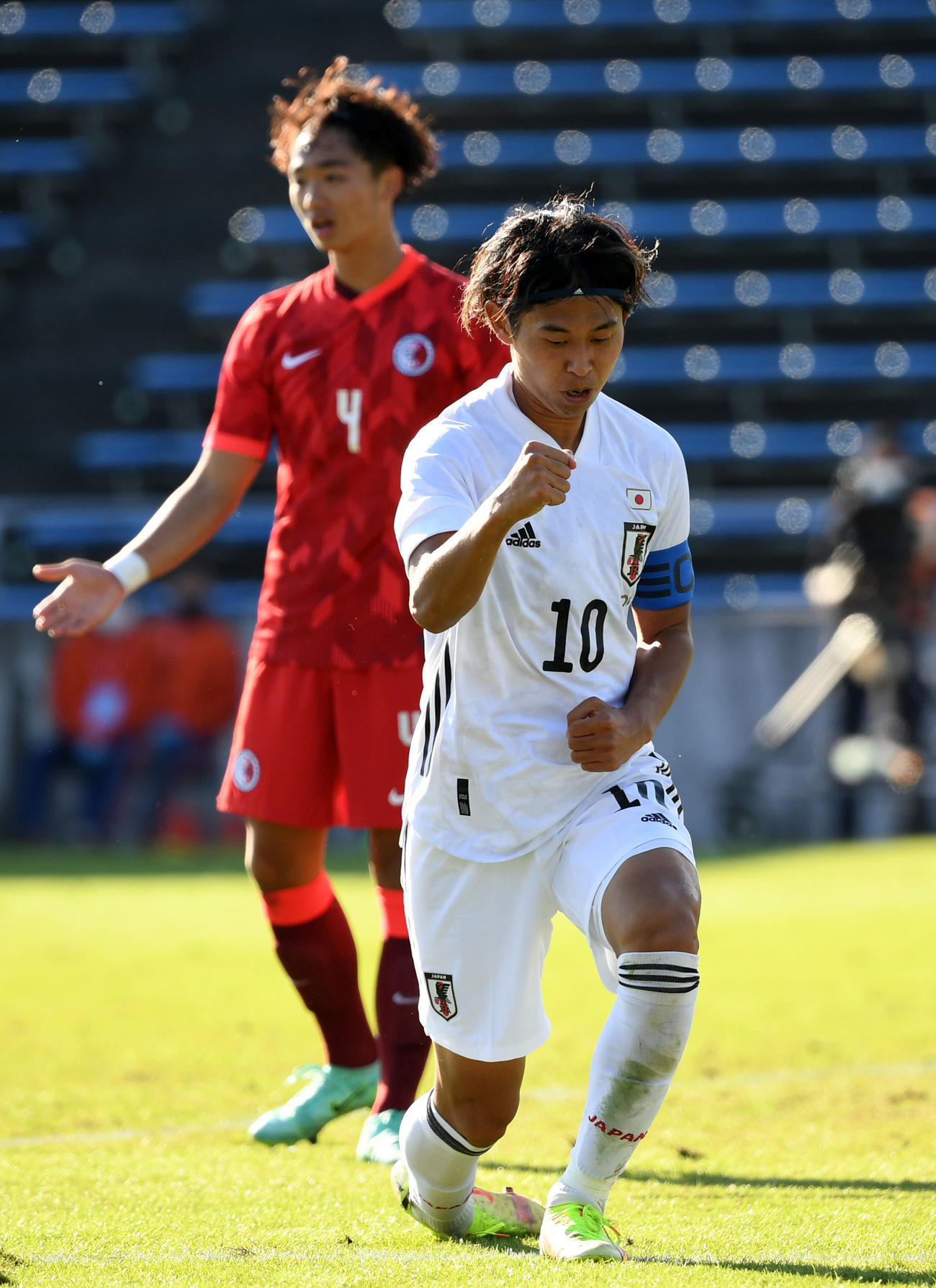 日本対香港　後半、ゴールを決めガッツポーズする郷家（撮影・横山健太）