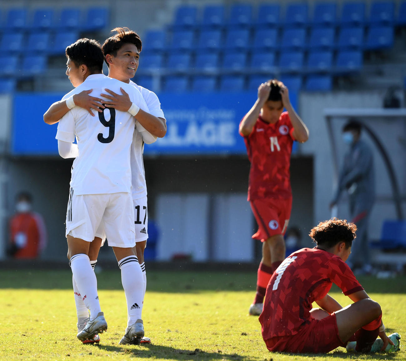 日本対香港　後半、ゴールを決めた細谷（左）と抱き合う松木（同2人目）（撮影・横山健太）