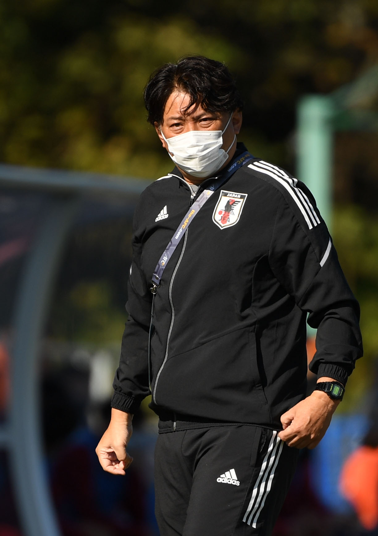 日本対香港　試合を見つめる冨樫監督（撮影・横山健太）