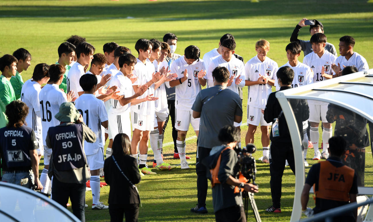 日本対香港　試合を終え一本締めをする日本代表イレブン（撮影・横山健太）