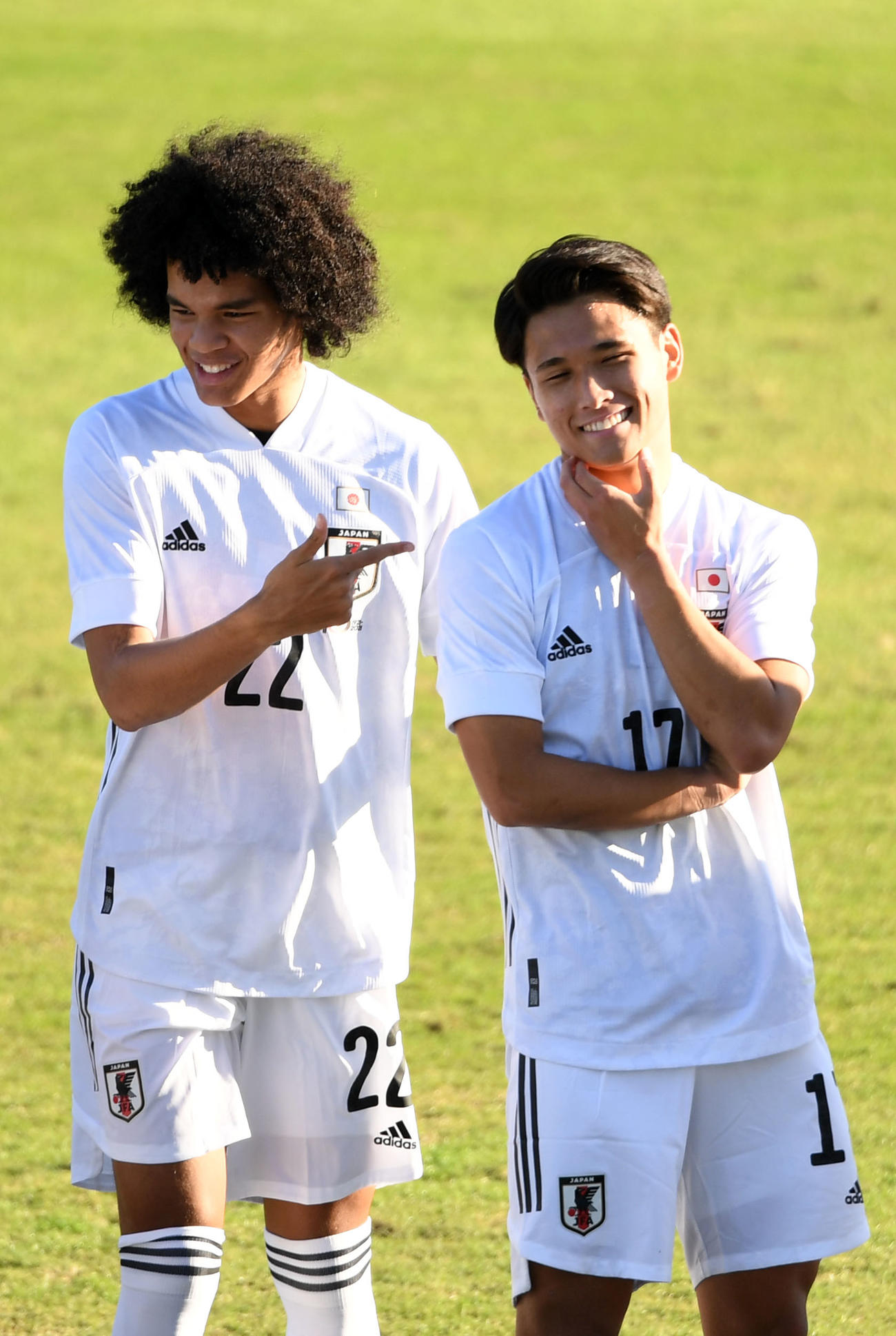 日本対香港　試合を終え笑顔を見せるチェイス・アンリ（左）と松木（撮影・横山健太）