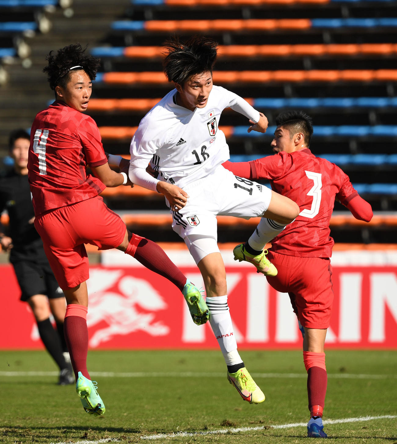 日本対香港　前半、ゴールを決める藤尾（撮影・横山健太）
