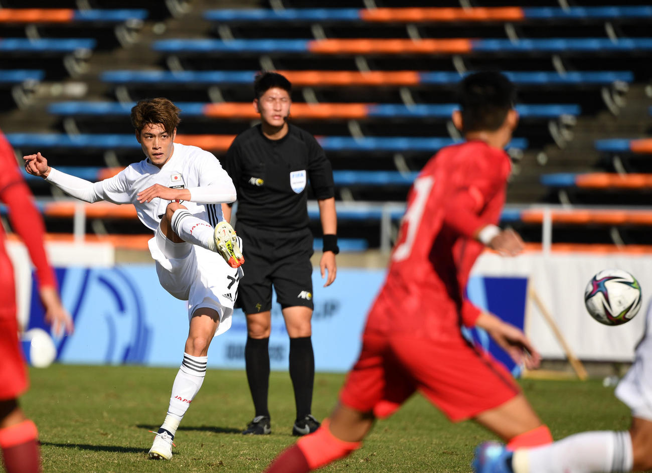 日本対香港　前半、FKからシュートを狙う鈴木（撮影・横山健太）