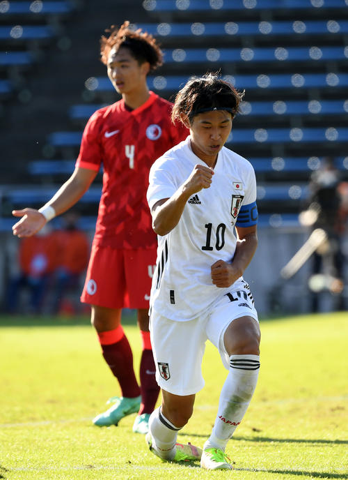 日本対香港　後半、ゴールを決めガッツポーズする郷家（撮影・横山健太）